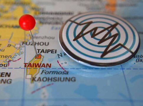 Map of Taiwan with a pin and earthquake symbol.