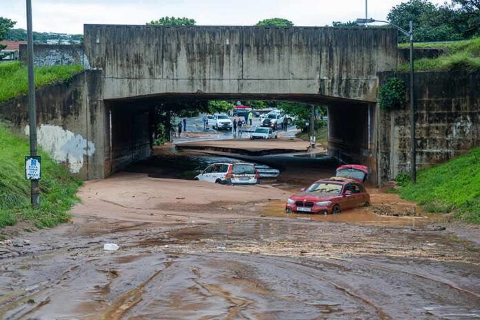 shutterstock_2145217037 Flooded underpass with stranded cars in muddy water