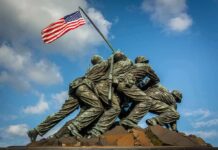 Marine Corps War Memorial with soldiers raising a U.S. flag